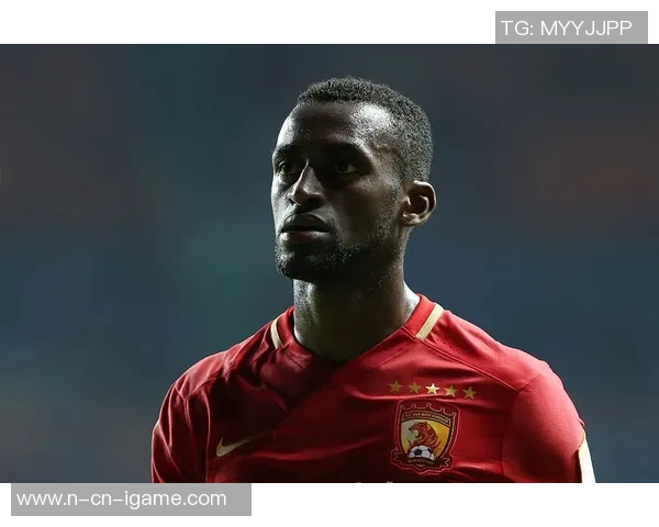 足球运动员露j的训练日常与赛场表现揭秘，探讨其背后的努力与坚持